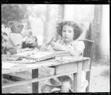 Portrait d'une petite fille à la couture. (famille Bretocq).