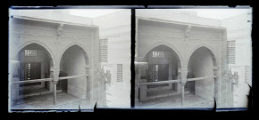 Façade à arcades d'une habitation.