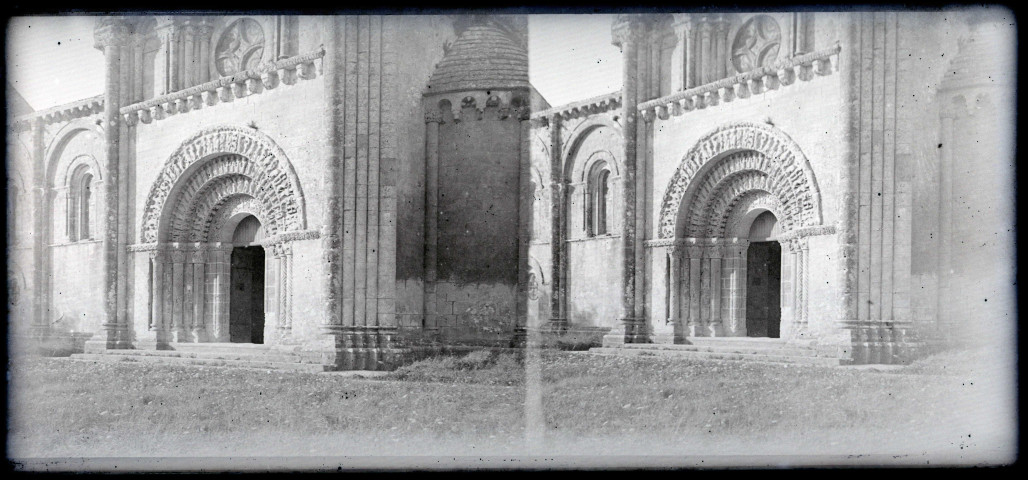 Portail d'église bretonne.