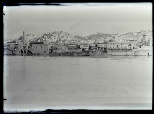 Vue générale de la ville de Biredjik (Turquie) au bord de l'Euphrate (notice PA)
