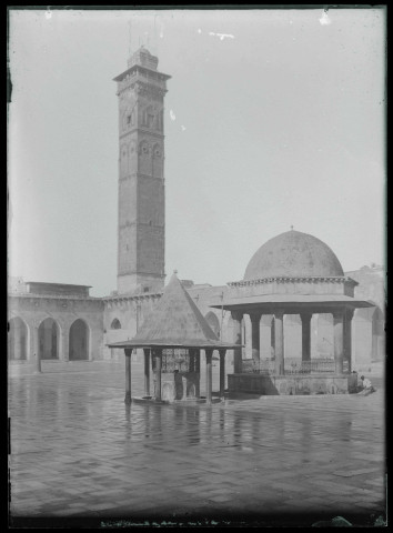 Minaret carré et cour de la grande mosquée d'Alep (Syrie).