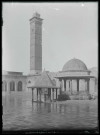 Minaret carré et cour de la grande mosquée d'Alep (Syrie).