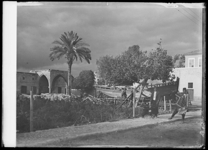 Chantier de construction de mahonnes à Tarse (Turquie) (notice PA).