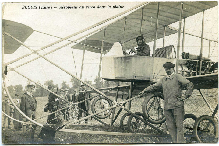 Ecouis. Aéroplane au repos dans la plaine.