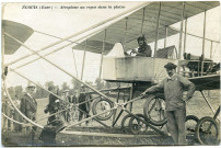 Ecouis. Aéroplane au repos dans la plaine.