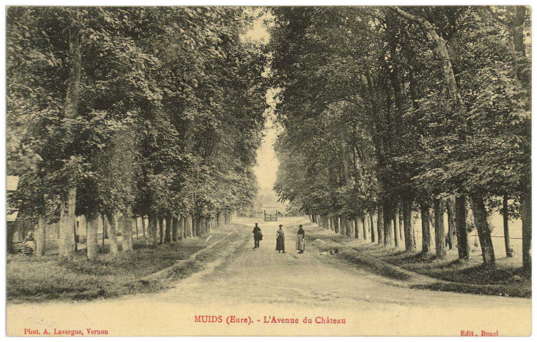 Muids. L'Avenue du Château.
