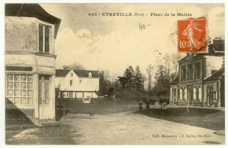 Étréville. Place de la Mairie.