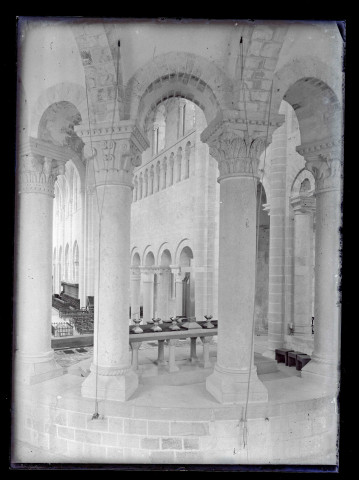 Arcade du rond-point du déambulatoire et maître-autel de l'église Saint-Benoit de Saint-Benoit-sur-Loire (Loiret).
