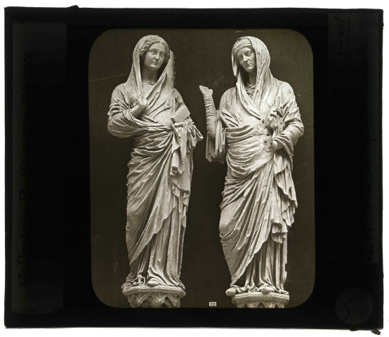 Cathédrale Notre-Dame de Reims (Marne), portail central, ébrasement droit, statues de la Vierge et de Sainte-Élisabeth.