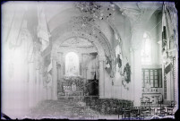Intérieur d'église décoré pour la béatification de Sainte-Thérèse de Lisieux à Lisieux (Calvados).