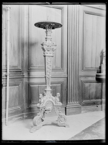 Chandelier pascal de l'église de Bourgtheroulde-Infreville (Eure).