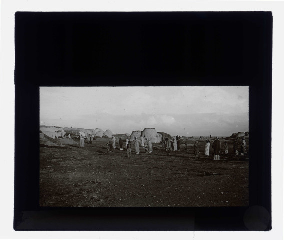 Bédouins dans leur villages avec leurs habitations en terre battue.