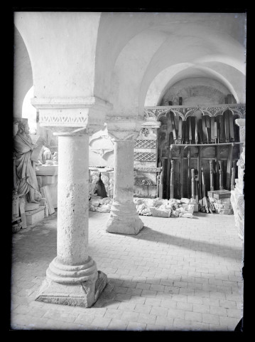 Pièce servant de débarras de l'église Saint-Benoit de Saint-Benoit-sur-Loire (Loiret).