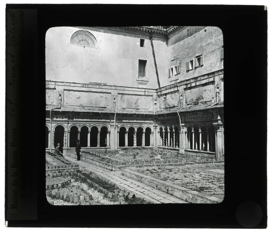 Basilique Saint-Paul-hors-les-Murs à Rome (Italie), cloître.