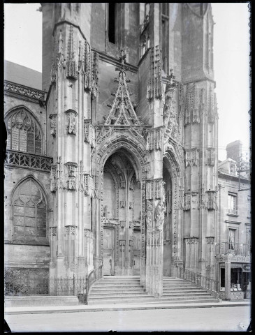 Portail du transept nord de l'église Saint-Germain d'Argentan (Orne).