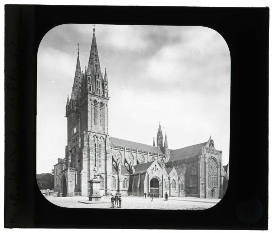 Cathédrale Saint-Paul-Aurélien de Saint-Pol-de-Léon (Finistère), ensemble côté sud et place.