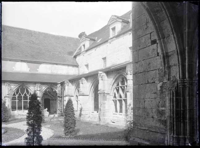 Cloître de l'abbaye Notre-Dame de Fontenelle de Saint-Wandrille-Rançon (Seine-Maritime).