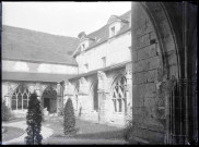 Cloître de l'abbaye Notre-Dame de Fontenelle de Saint-Wandrille-Rançon (Seine-Maritime).
