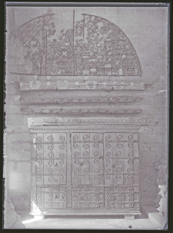 Bahut et détail de ferronnerie de la salle du trésor, au-dessus du croisillon nord de l'église Notre-Dame de Noyon (Oise).