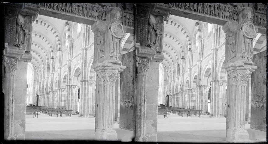Piliers et chapiteaux sculptés de l'église de la Madeleine de Vézelay (Yonne).