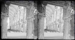Piliers et chapiteaux sculptés de l'église de la Madeleine de Vézelay (Yonne).