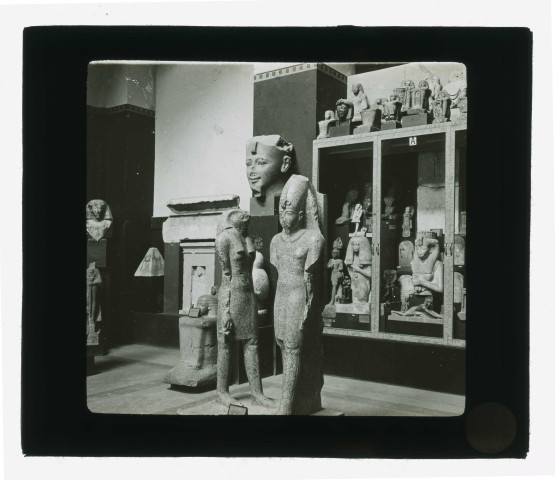 Salle et collections d'un musée égyptien.