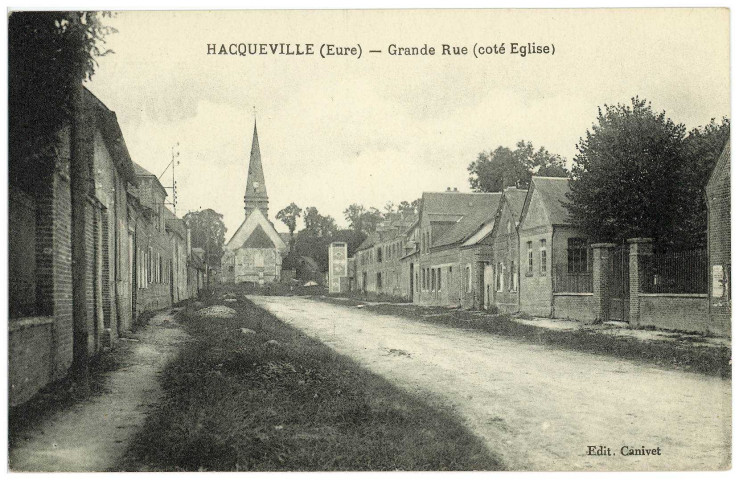Hacqueville. Grande Rue (coté Eglise).