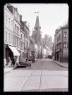 Rue commerçante animée d'Amiens (Somme) avec vue au loin de la cathédrale..