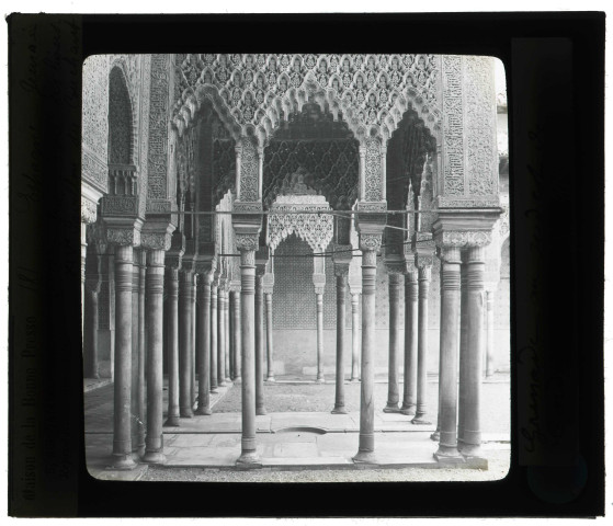 Palais de l'Alhambra à Grenade (Espagne), cour des lions, pavillon du couchant.