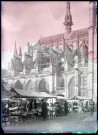 Jour de marché sur la place de la cathédrale Notre-Dame de Caudebec-en-Caux (Seine-Maritime).