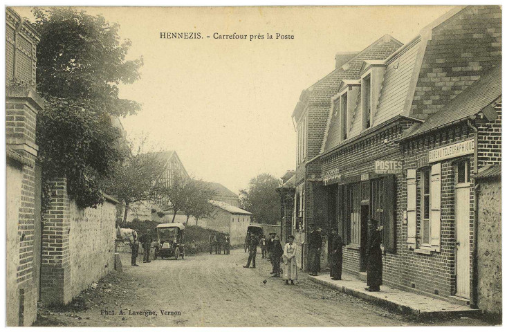 Hennezis. Carrefour près la Poste.