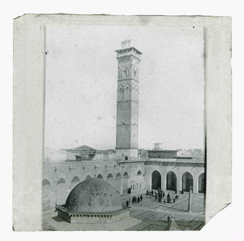 Cour intérieure de mosquée et minaret.