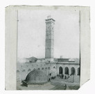 Cour intérieure de mosquée et minaret.