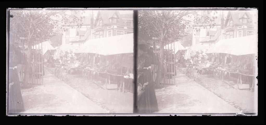 Jour de marché dans les rues d'un village.