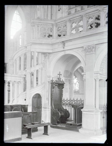 Escalier menant au triforium d'une église.