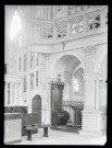 Escalier menant au triforium d'une église.