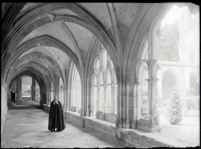 Galerie du cloître de l'abbaye Notre-Dame de Fontenelle de Saint-Wandrille-Rançon (Seine-Maritime).