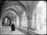 Galerie du cloître de l'abbaye Notre-Dame de Fontenelle de Saint-Wandrille-Rançon (Seine-Maritime).
