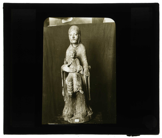 Musée du Louvre de Paris, statue en bois de Vierge à l'enfant XIIème siècle, vue de face.