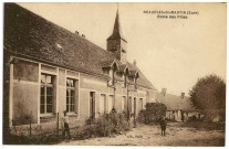 Neaufles-Saint-Martin. La Place Saint-Pierre.