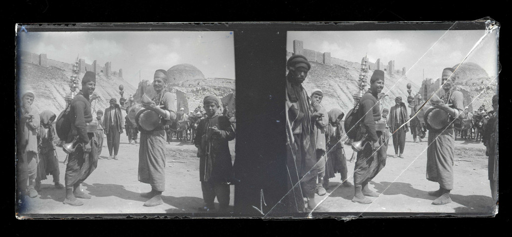Marchand de thé ambulant au pied de la citadelle d'Alep (Syrie).