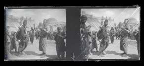 Marchand de thé ambulant au pied de la citadelle d'Alep (Syrie).