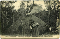 Basse-Normandie. Scènes Normandes. - L'allumage d'un fourneau à charbon dans la forêt de St-Sever (Calvados).