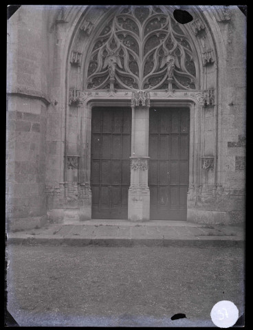 Église de La Couture-Boussey (Eure), vantaux de la porte d'entrée.