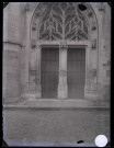 Église de La Couture-Boussey (Eure), vantaux de la porte d'entrée.