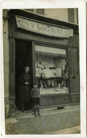 Etrépagny. [Bonneterie Vve Largement].