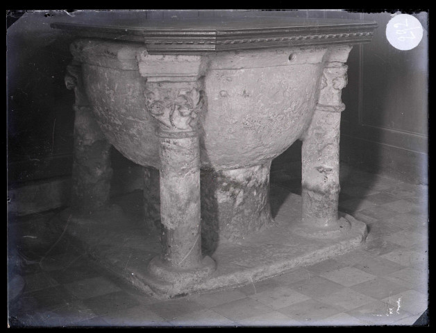 Église de Saint-Ouen-de-Thouberville (Eure), fonts baptismaux.
