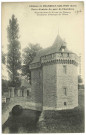 Gouville. Château de Chambray-sur-Iton (Eure) - Porte d'entrée du parc de Chambray. Reproduction de la Tour de Thévray monument historique de l'Eure.
