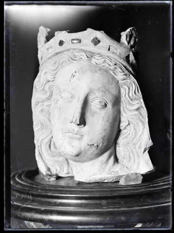 Statue de la Vierge à l'enfant de Lisors (Eure), tête de l'enfant Jésus.