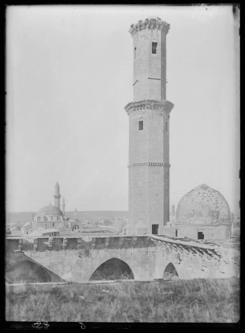 Vue générale du bâtiment et de la tour octogonale de la mosquée de Turush à Alep (Syrie).